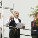 Helmut Burger von der Zimmerei Burger aus Geilsheim hält den Richtspruch