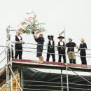 Helmut Burger und seine Mitarbeiter von der Zimmerei Burger beim Richtfest